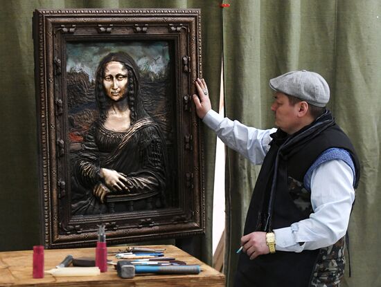Красноярский художник сделал копию картины "Мона Лиза" Леонардо да Винчи из бронзы