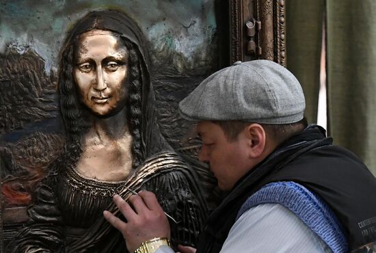 Красноярский художник сделал копию картины "Мона Лиза" Леонардо да Винчи из бронзы