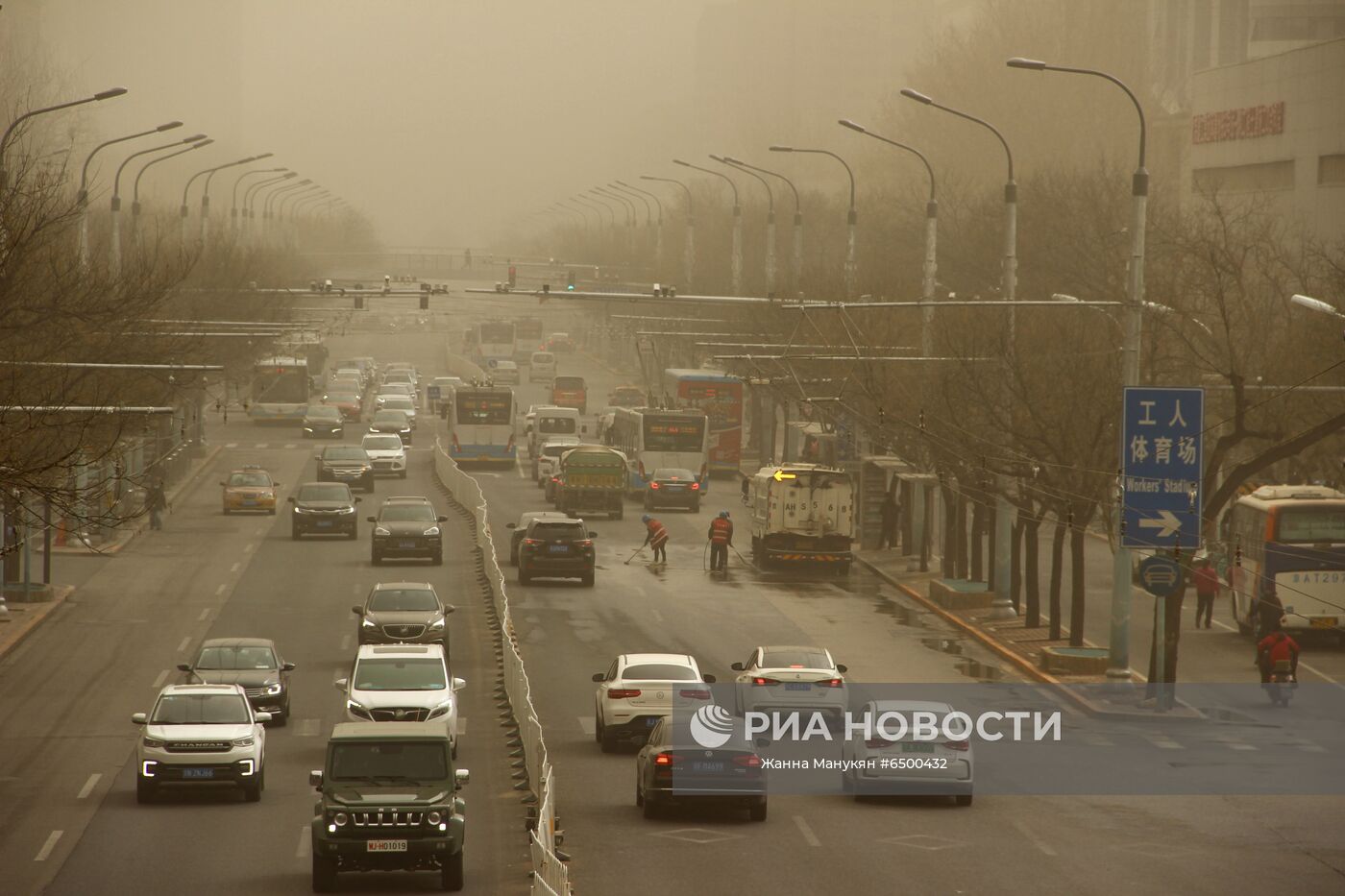 Автомобильное движение на одной из улиц Пекина после песчаной бури. Место: Китай, Пекин. Автор: Жанна Манукян/Sputnik/РИА Новости. Песчаная буря в Пекине