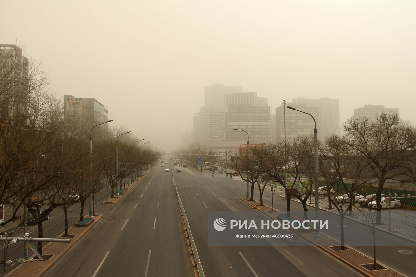 Автомобильное движение на одной из улиц Пекина после песчаной бури. Место: Китай, Пекин. Автор: Жанна Манукян/Sputnik/РИА Новости. Песчаная буря в Пекине