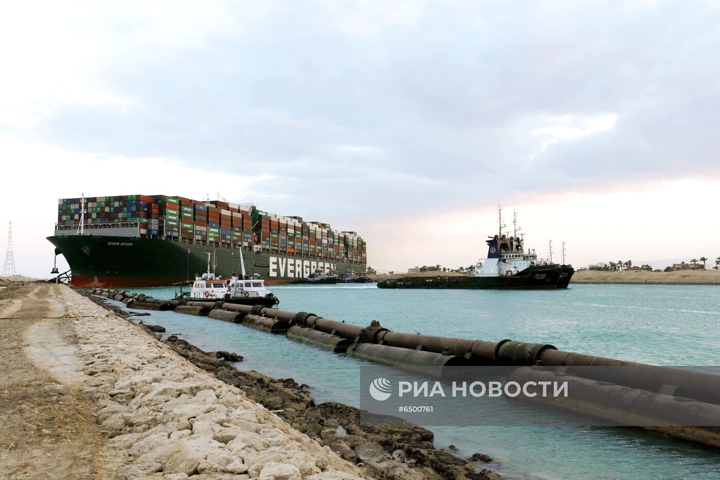 Продолжаются попытки снять с мели судно Ever Given в Суэцком канале
