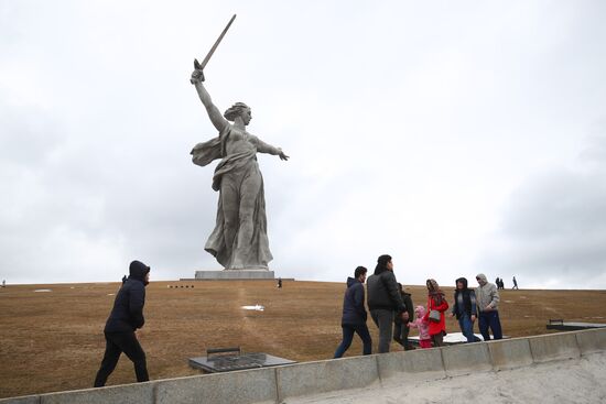 Монумент "Родина-мать зовет!" на Мамаевом кургане посетили представители министерства культуры