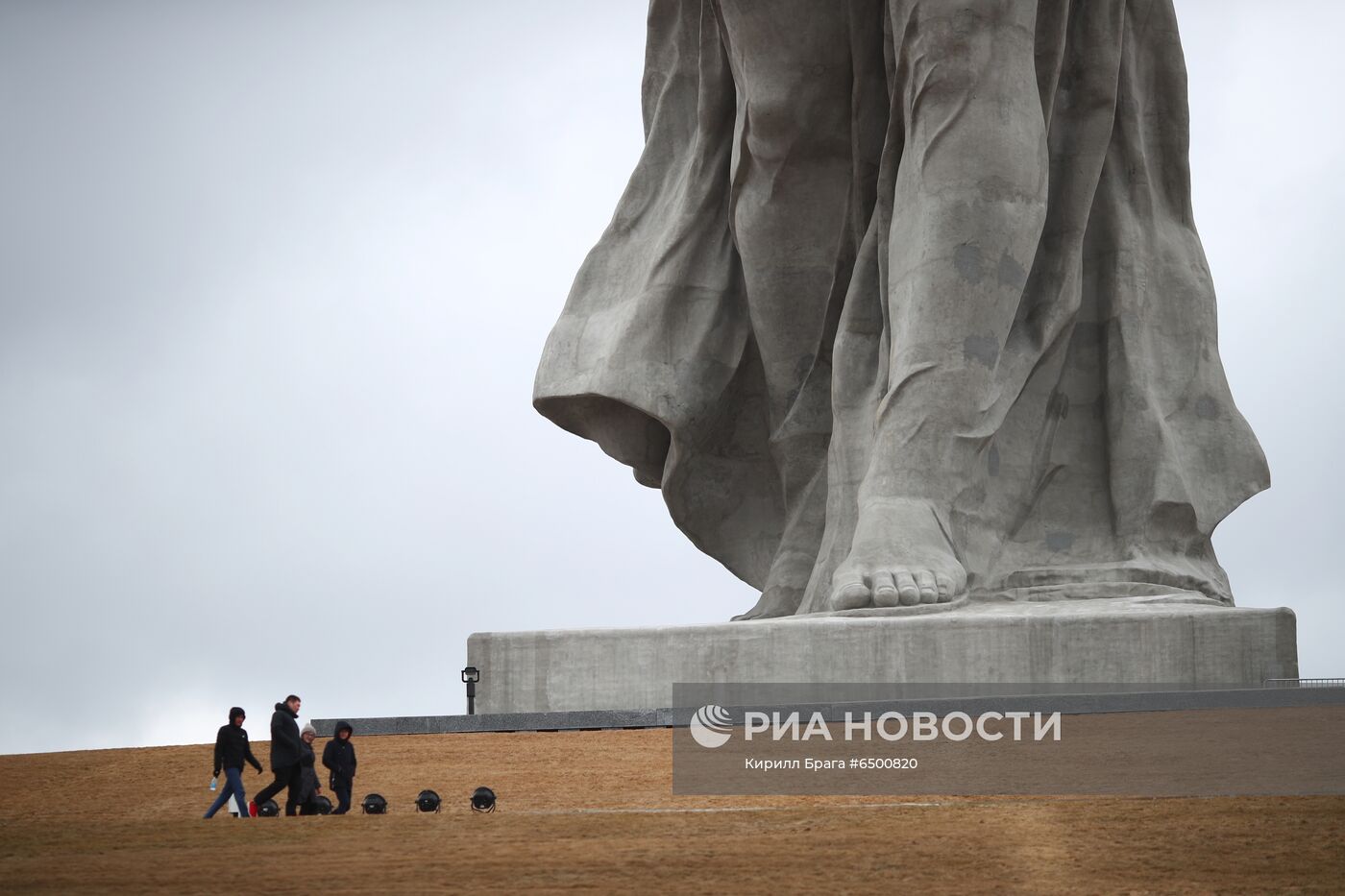 Монумент "Родина-мать зовет!" на Мамаевом кургане посетили представители министерства культуры