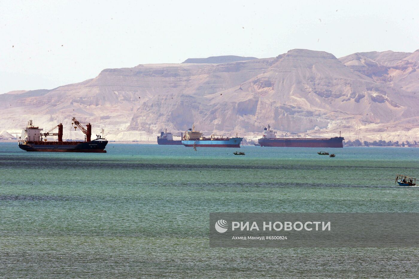 Корабли, ждущие очереди на вход в Суэцкий канал