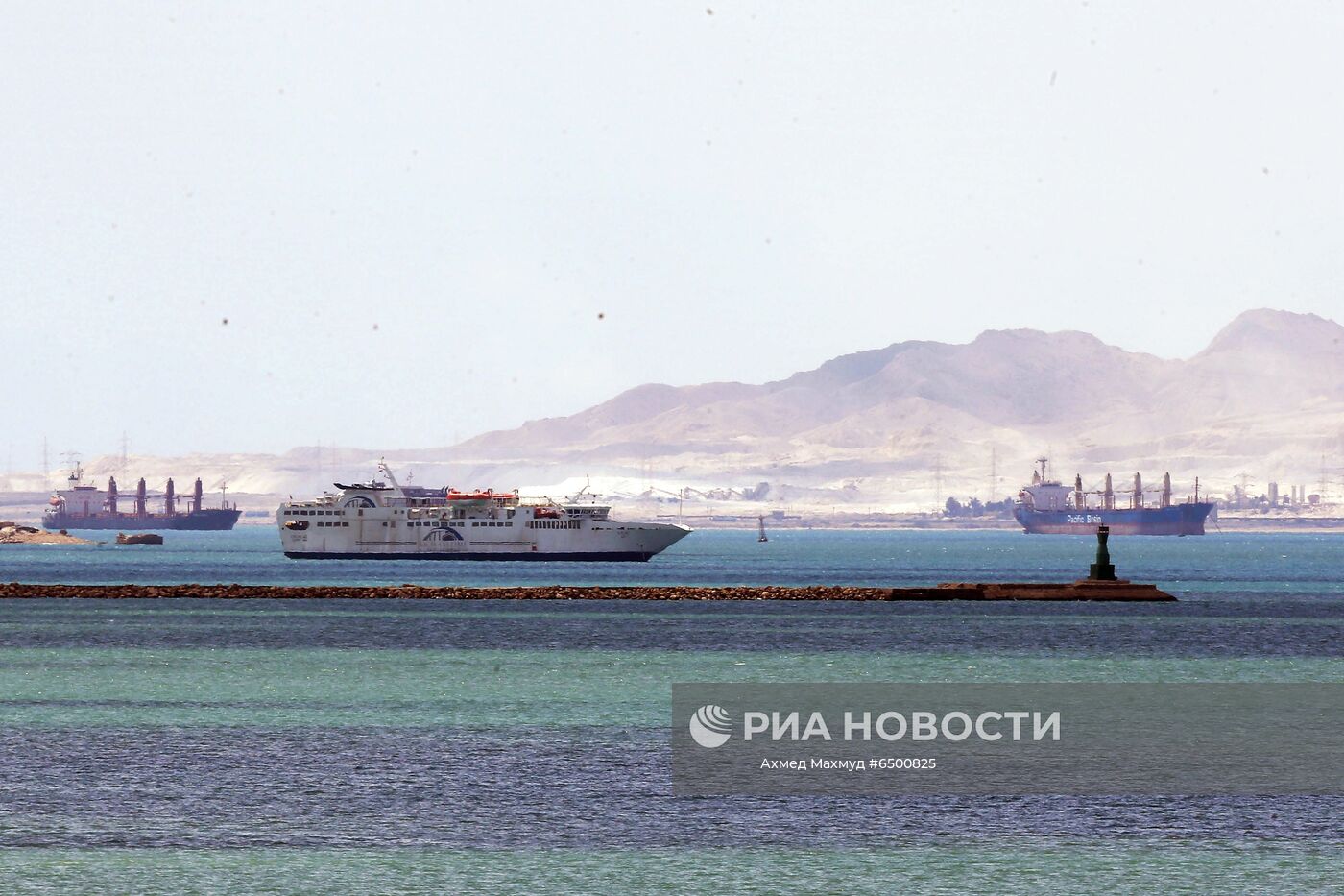 Корабли, ждущие очереди на вход в Суэцкий канал