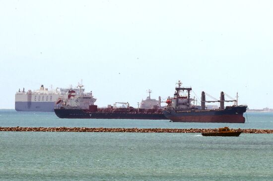 Корабли, ждущие очереди на вход в Суэцкий канал