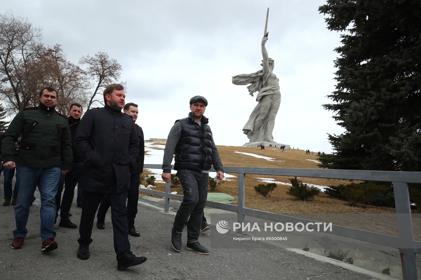 Монумент "Родина-мать зовет!" на Мамаевом кургане посетили представители министерства культуры