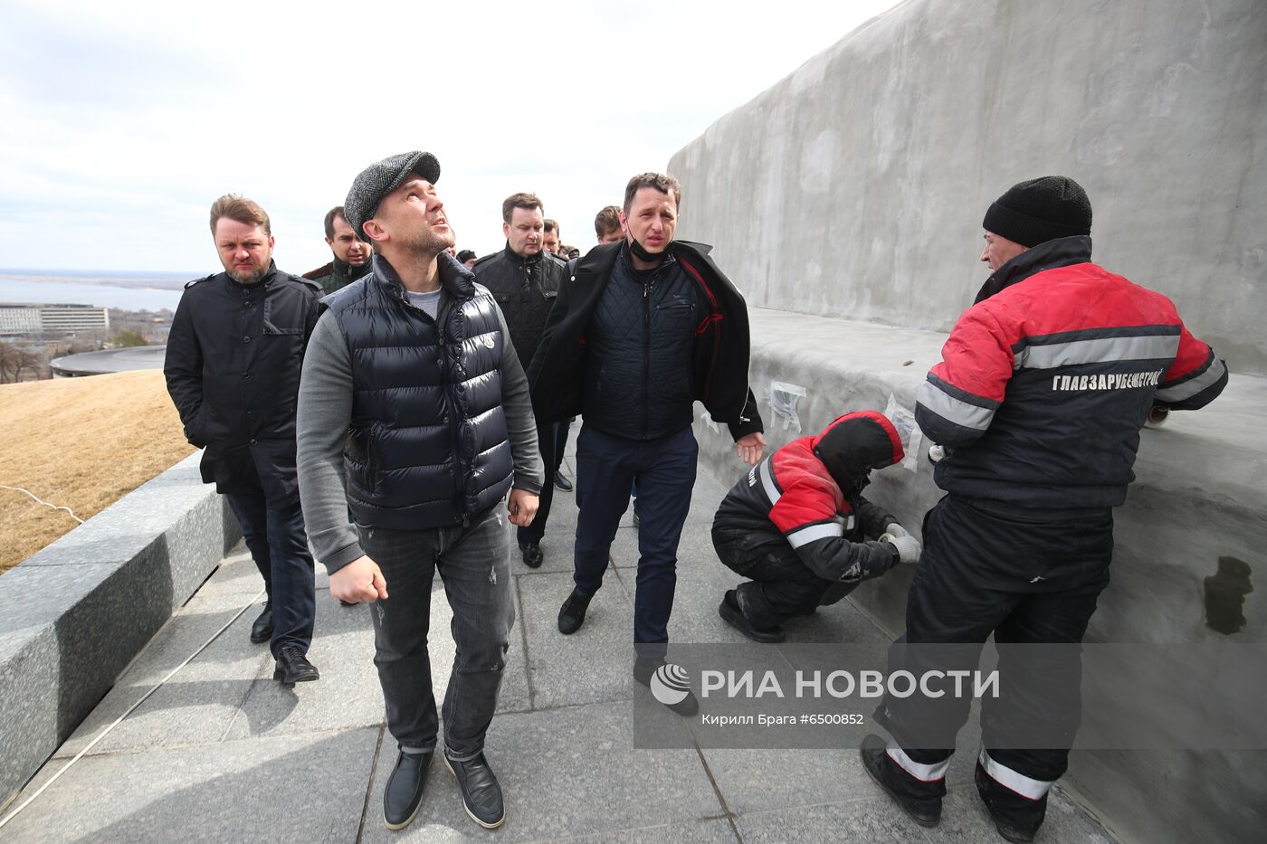 Монумент "Родина-мать зовет!" на Мамаевом кургане посетили представители министерства культуры