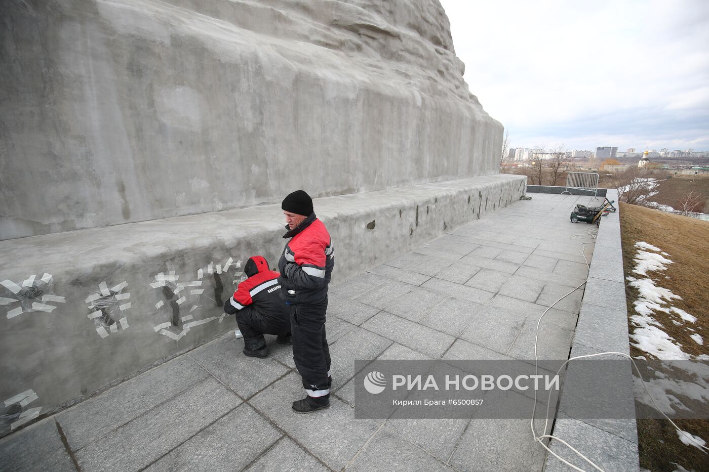 Монумент "Родина-мать зовет!" на Мамаевом кургане посетили представители министерства культуры