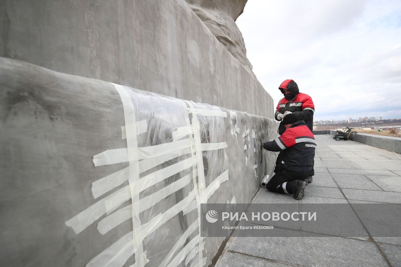 Монумент "Родина-мать зовет!" на Мамаевом кургане посетили представители министерства культуры