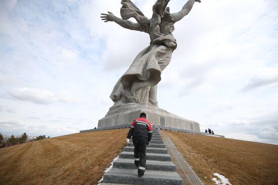 Монумент "Родина-мать зовет!" на Мамаевом кургане посетили представители министерства культуры