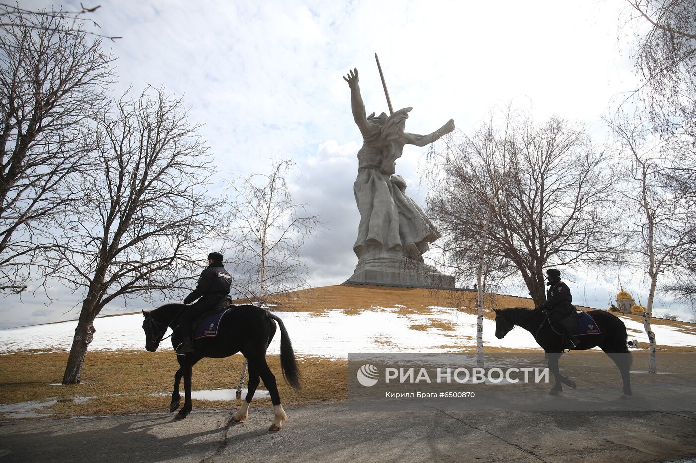 Монумент "Родина-мать зовет!" на Мамаевом кургане посетили представители министерства культуры