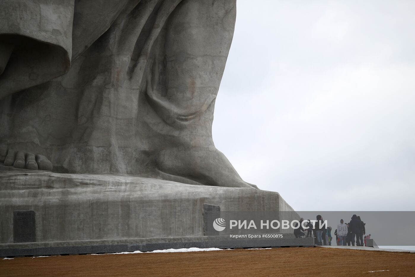 Монумент "Родина-мать зовет!" на Мамаевом кургане посетили представители министерства культуры