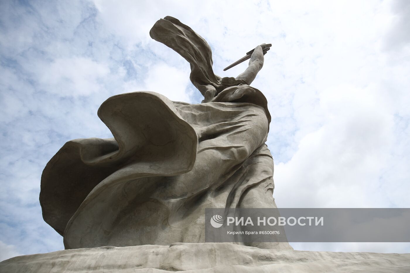 Монумент "Родина-мать зовет!" на Мамаевом кургане посетили представители министерства культуры