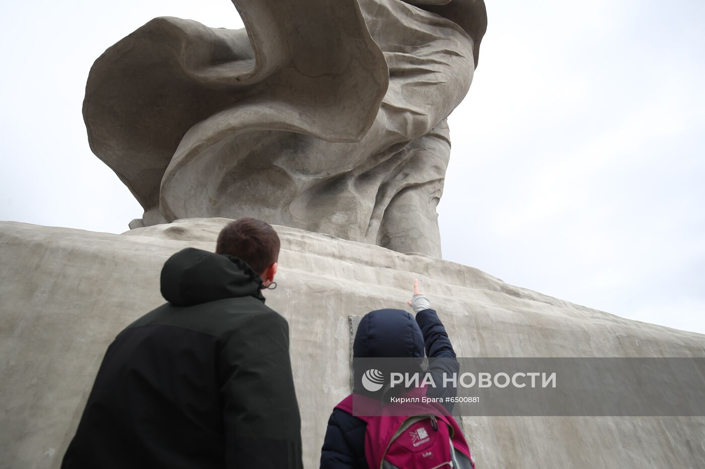 Монумент "Родина-мать зовет!" на Мамаевом кургане посетили представители министерства культуры