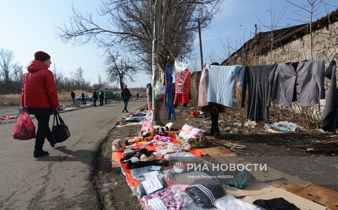 Блошиный рынок в прифронтовом районе Донецка