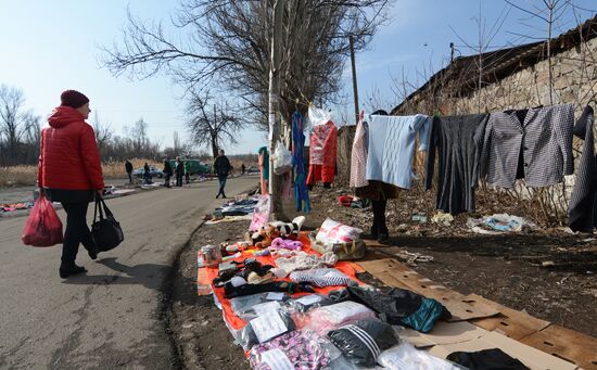 Блошиный рынок в прифронтовом районе Донецка