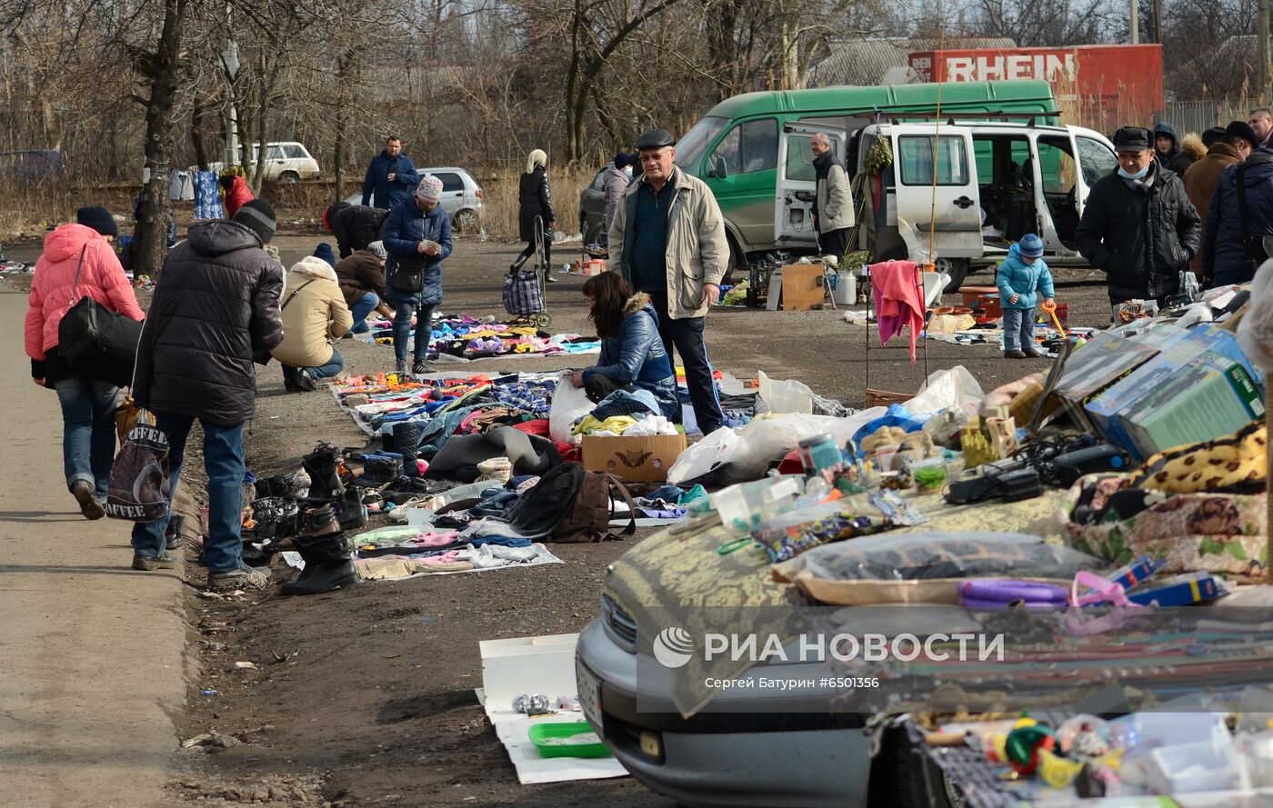 Блошиный рынок в прифронтовом районе Донецка