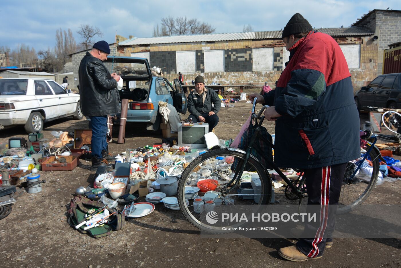 Блошиный рынок в прифронтовом районе Донецка