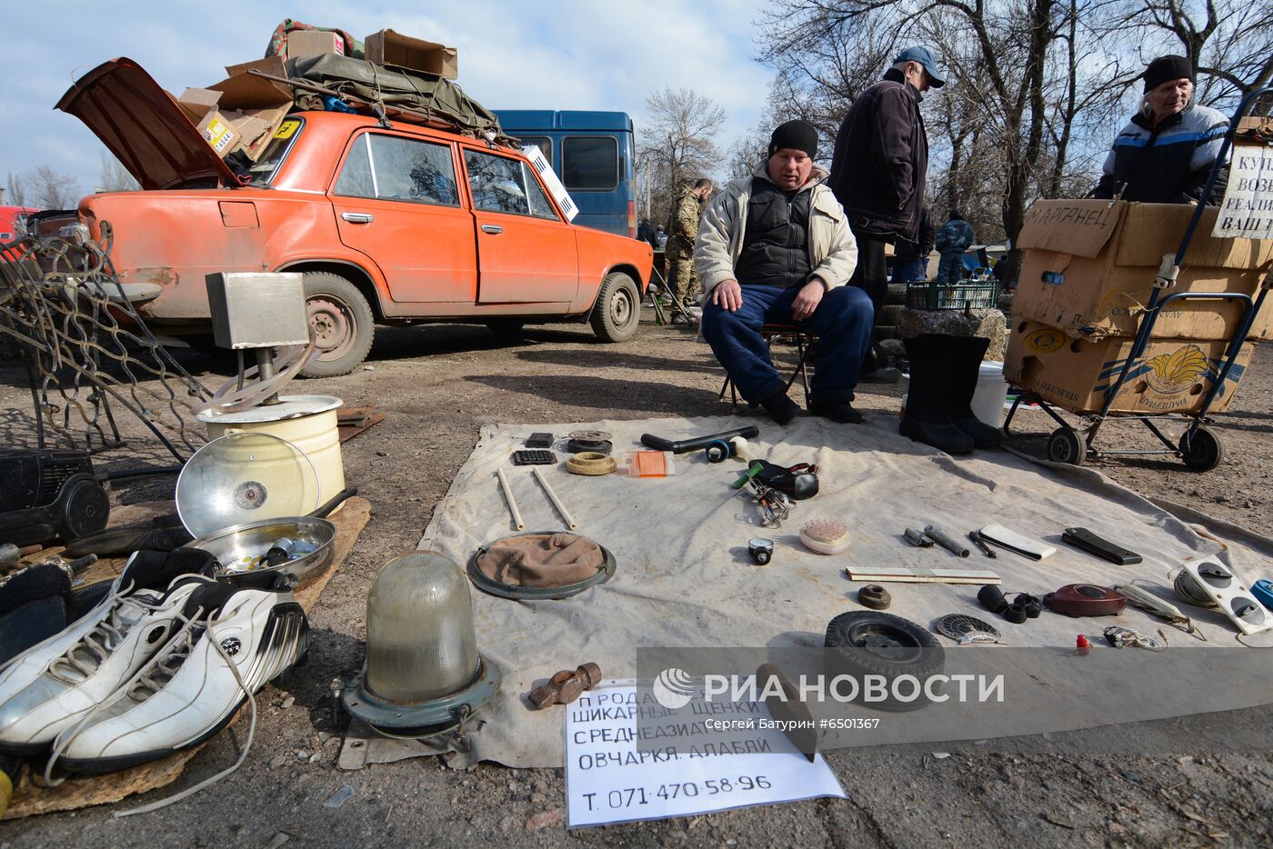 Блошиный рынок в прифронтовом районе Донецка