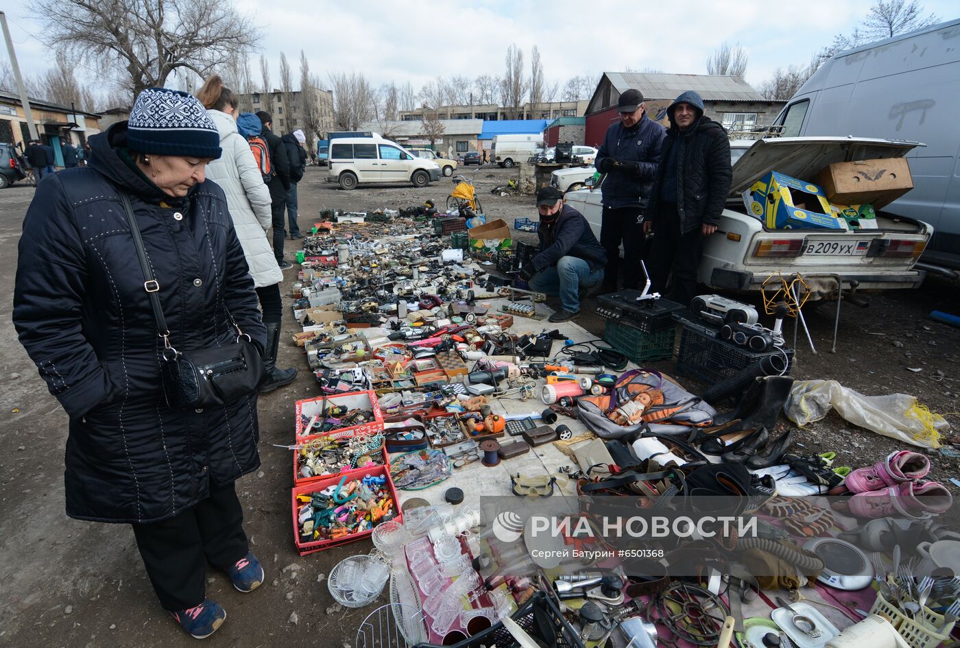 Блошиный рынок в прифронтовом районе Донецка | РИА Новости Медиабанк