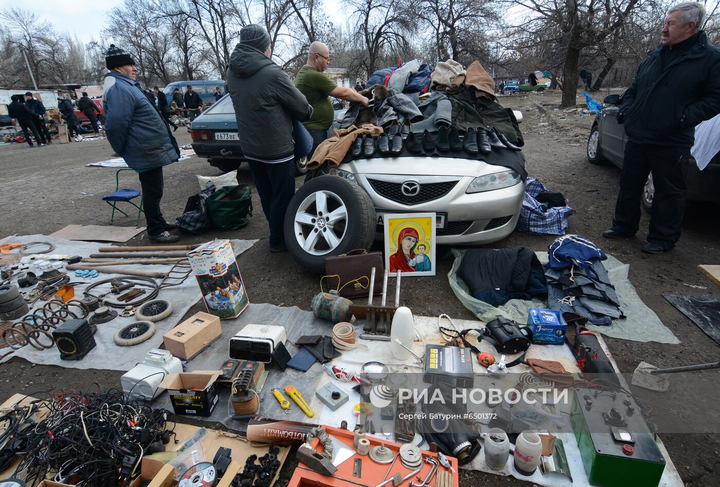 Блошиный рынок в прифронтовом районе Донецка