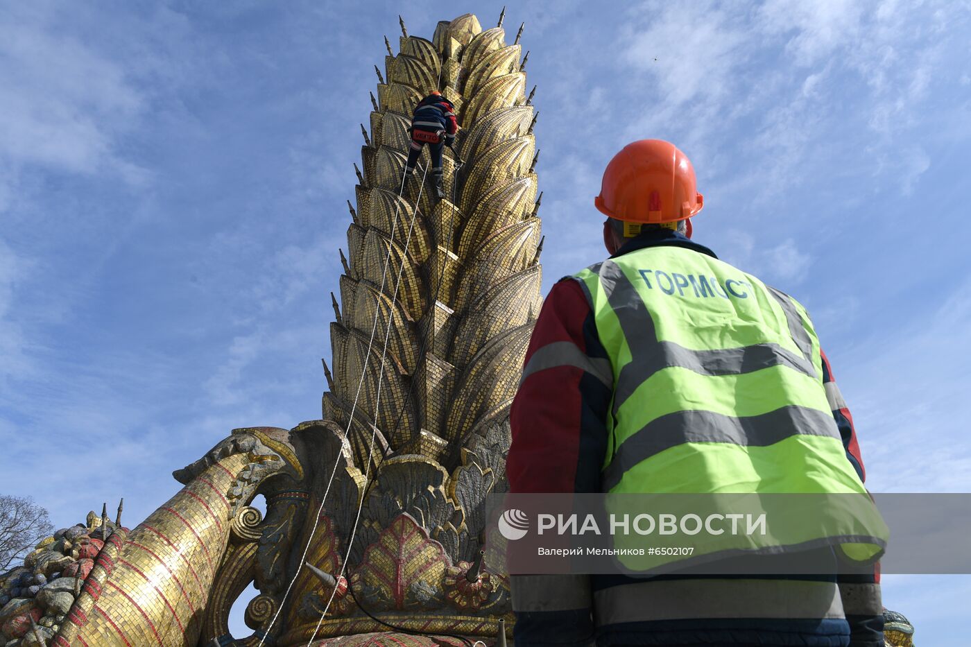  Фонтан "Золотой колос" помыли после зимы    