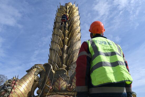  Фонтан "Золотой колос" помыли после зимы    