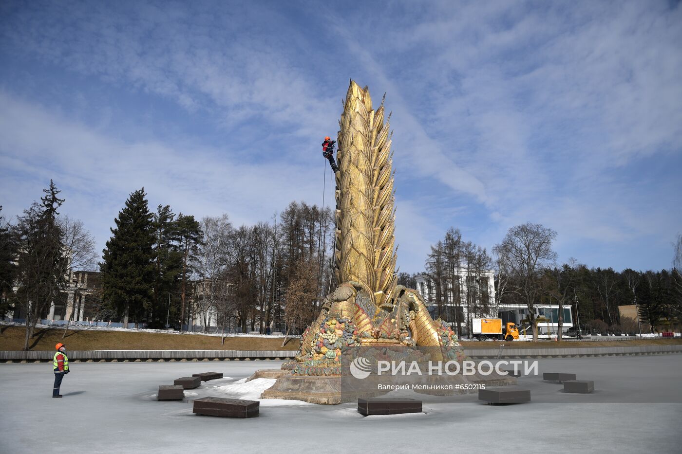  Фонтан "Золотой колос" помыли после зимы    