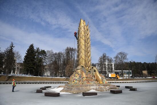  Фонтан "Золотой колос" помыли после зимы    