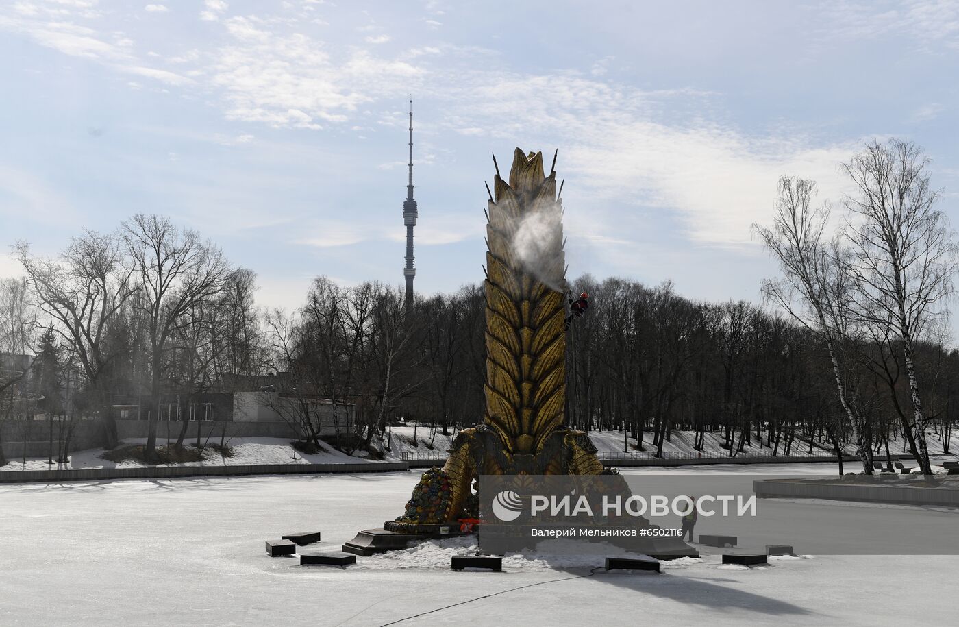  Фонтан "Золотой колос" помыли после зимы    