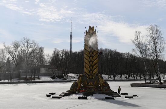  Фонтан "Золотой колос" помыли после зимы    