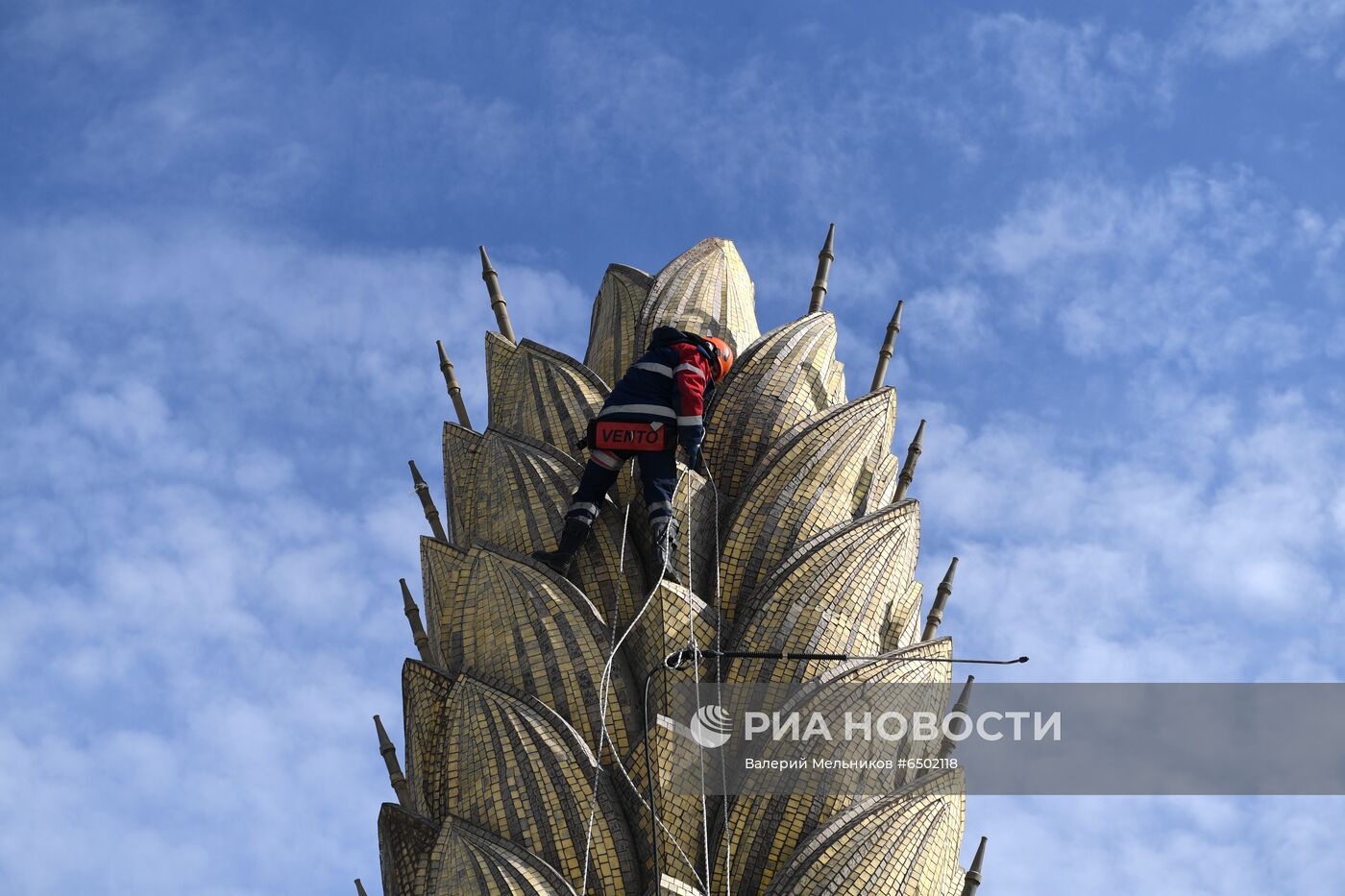  Фонтан "Золотой колос" помыли после зимы    