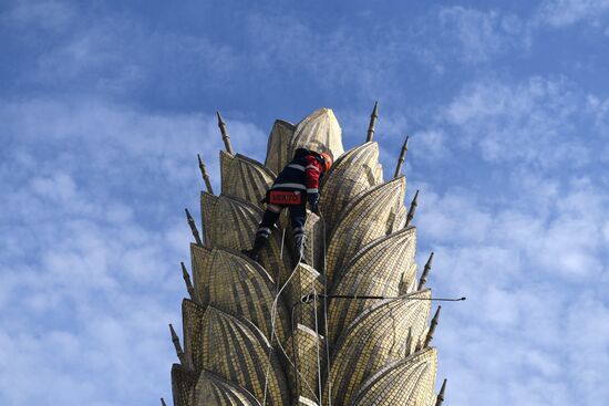  Фонтан "Золотой колос" помыли после зимы    