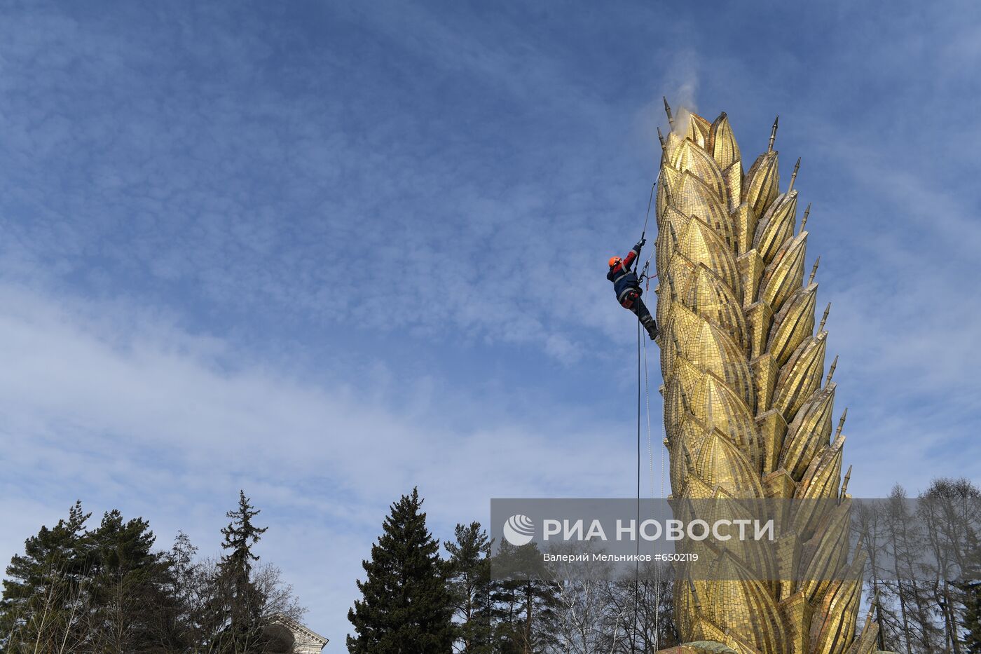  Фонтан "Золотой колос" помыли после зимы    
