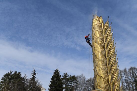  Фонтан "Золотой колос" помыли после зимы    