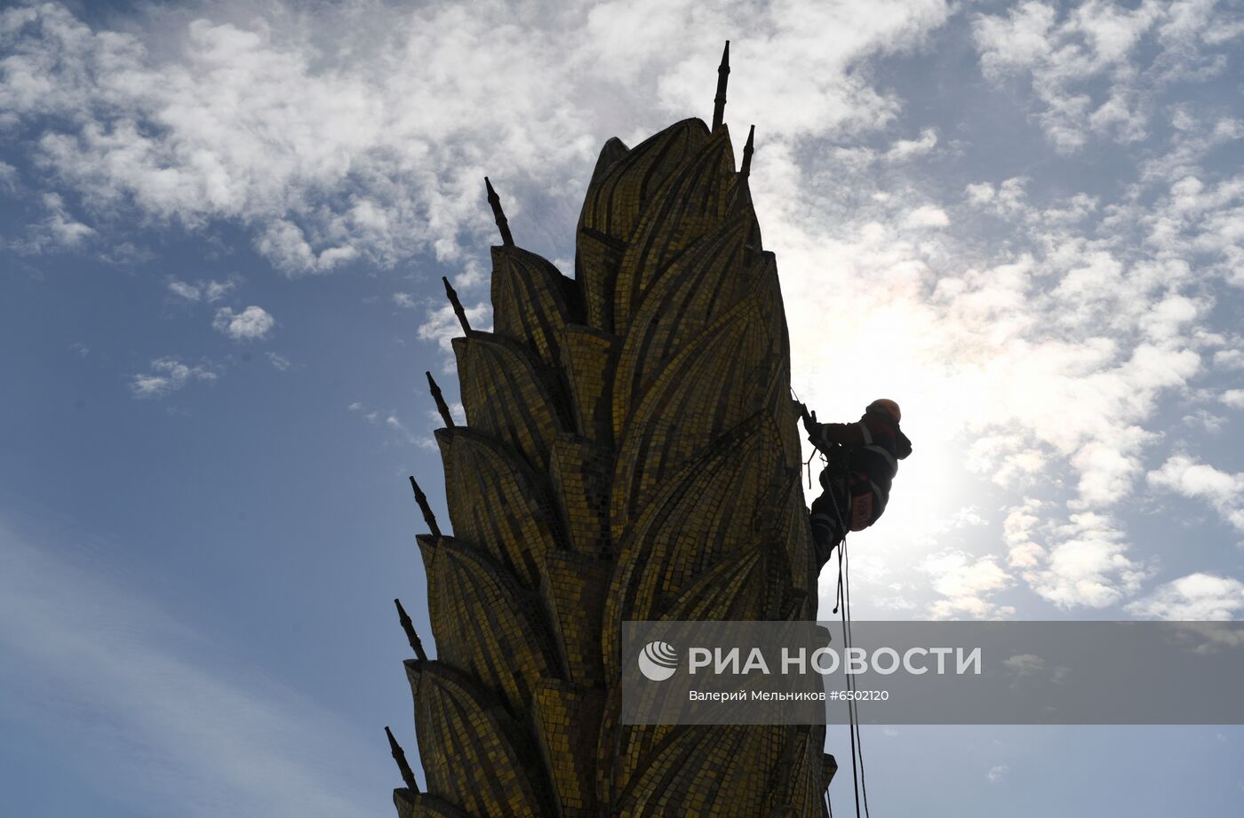  Фонтан "Золотой колос" помыли после зимы    