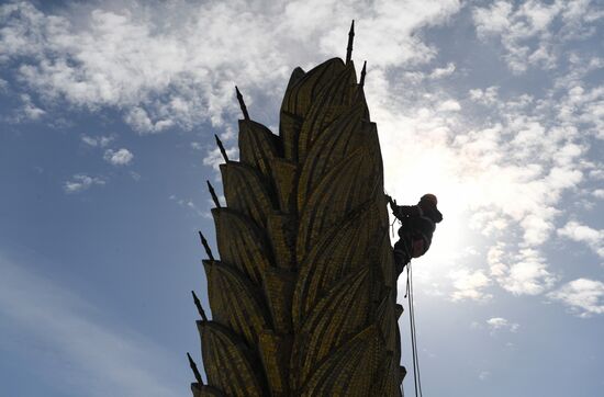  Фонтан "Золотой колос" помыли после зимы    