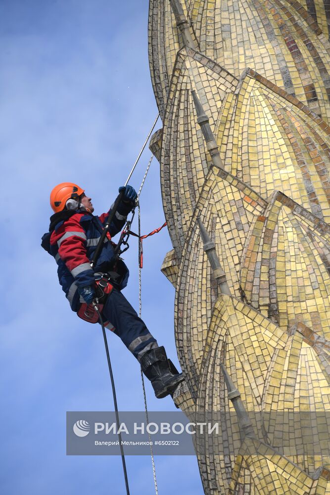  Фонтан "Золотой колос" помыли после зимы    