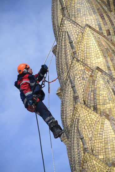  Фонтан "Золотой колос" помыли после зимы    