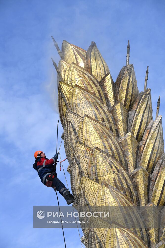  Фонтан "Золотой колос" помыли после зимы    