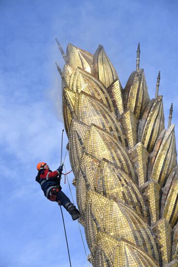  Фонтан "Золотой колос" помыли после зимы    