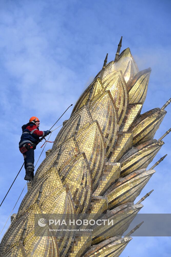  Фонтан "Золотой колос" помыли после зимы    