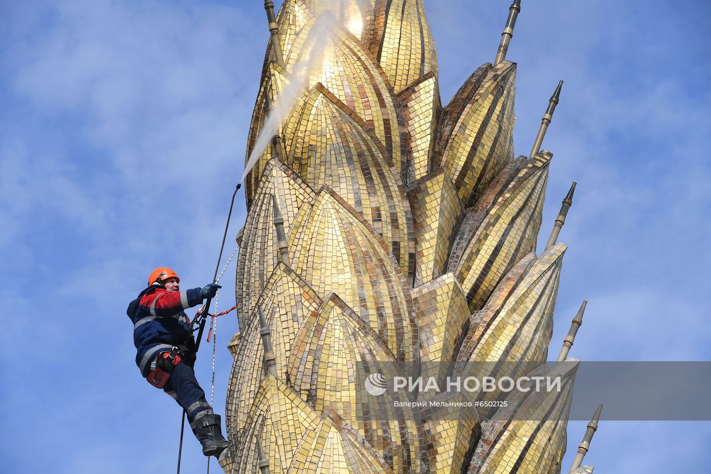  Фонтан "Золотой колос" помыли после зимы    