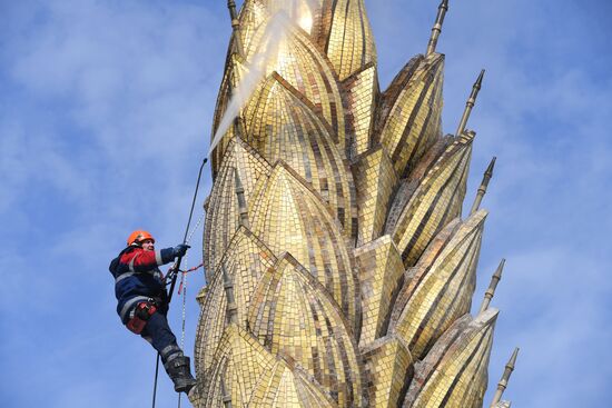  Фонтан "Золотой колос" помыли после зимы    