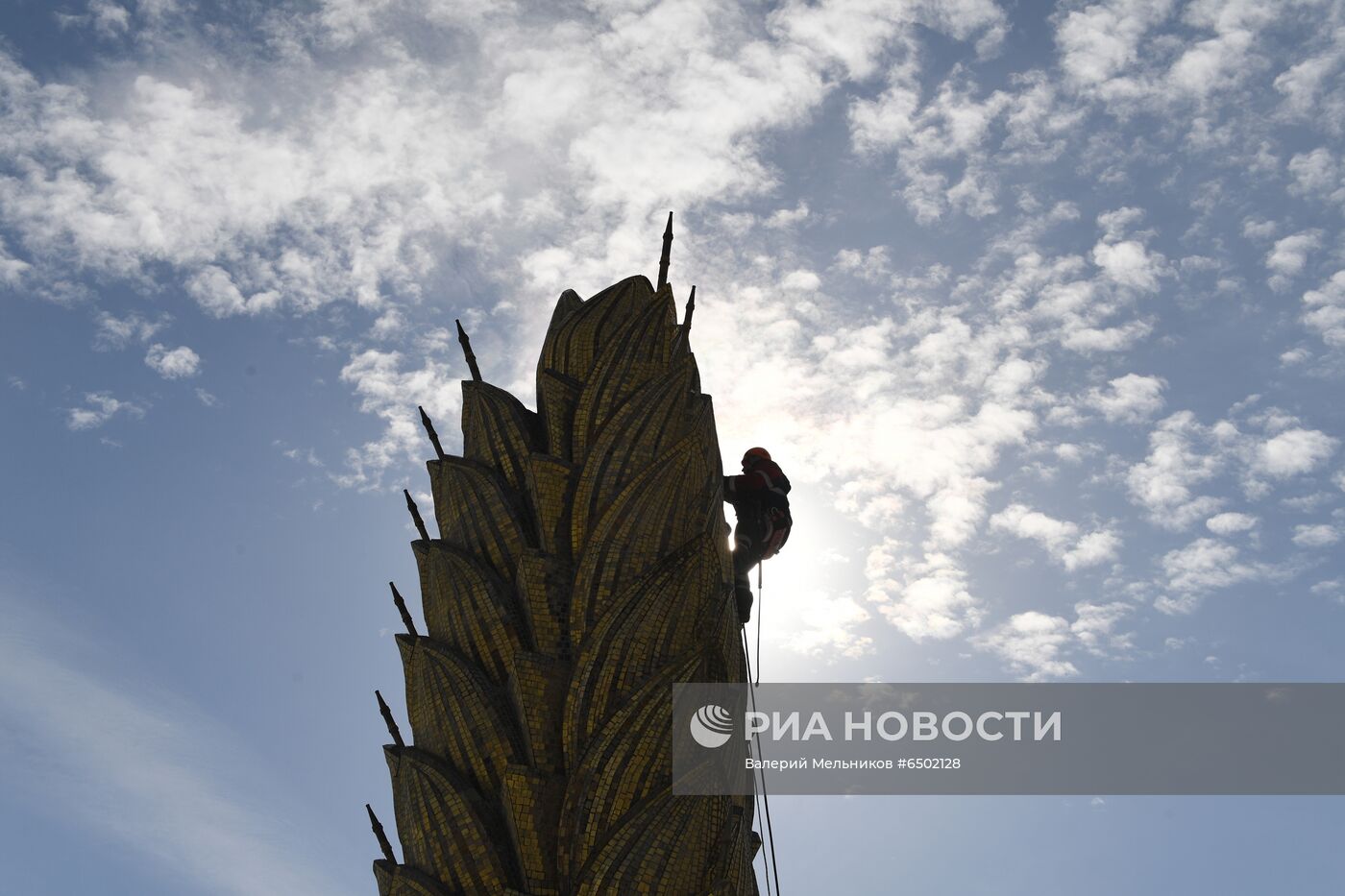  Фонтан "Золотой колос" помыли после зимы    