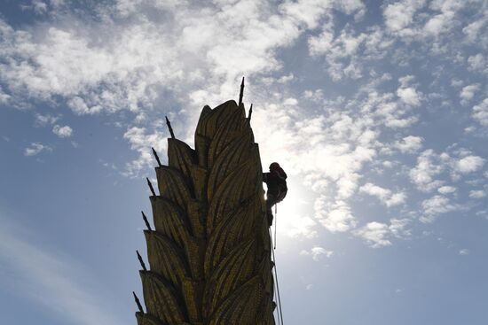  Фонтан "Золотой колос" помыли после зимы    