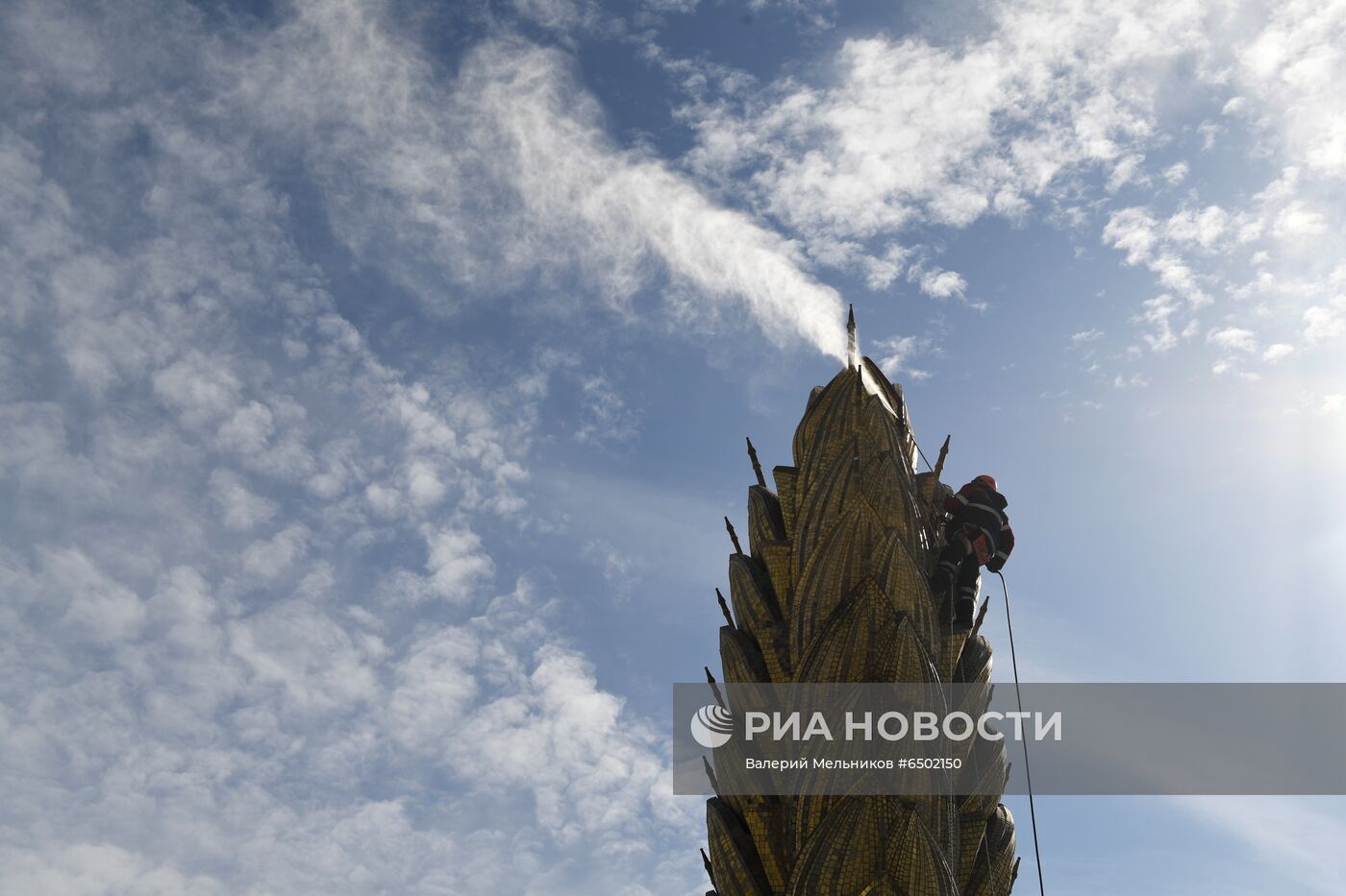  Фонтан "Золотой колос" помыли после зимы    