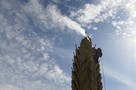  Фонтан "Золотой колос" помыли после зимы    