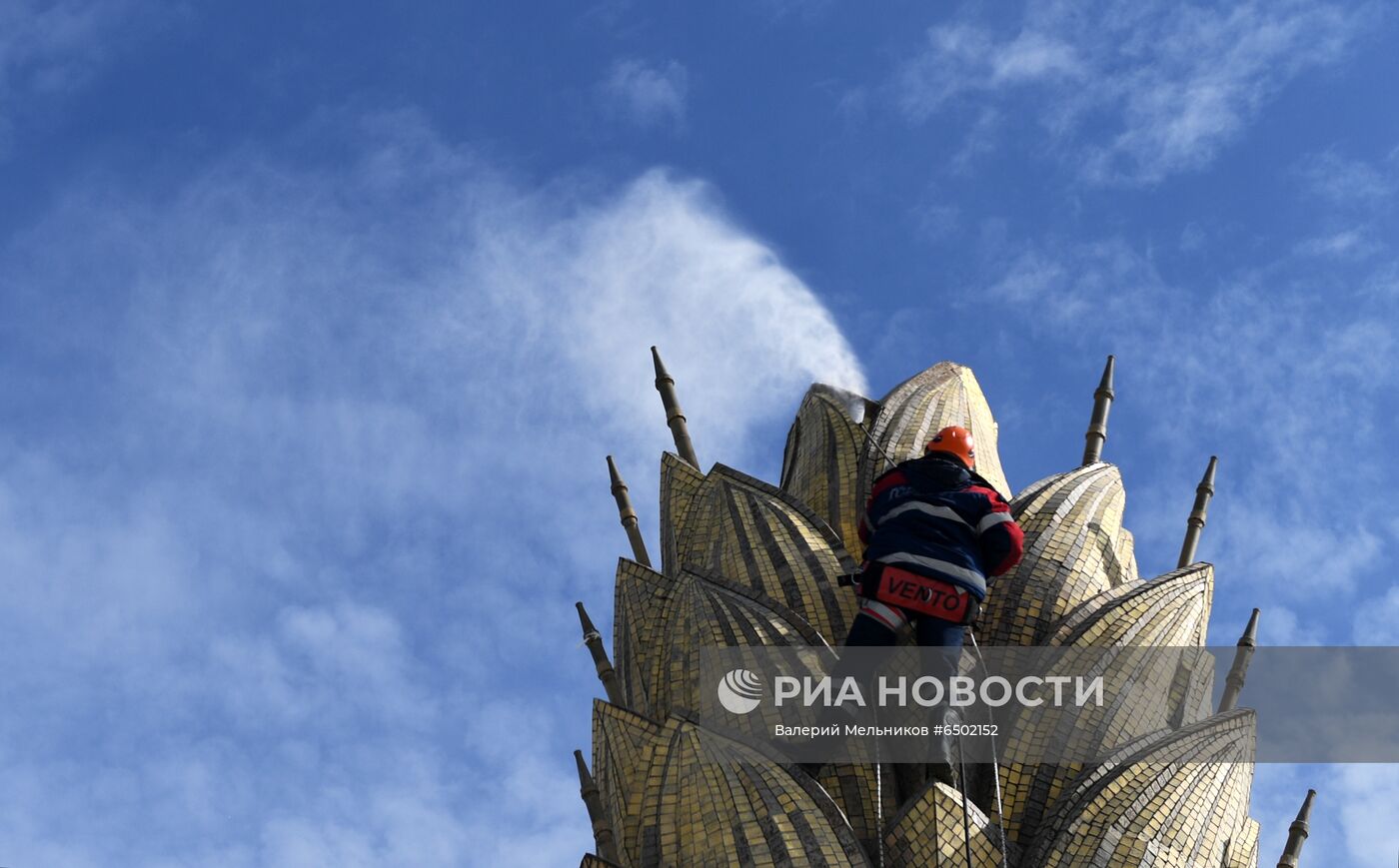  Фонтан "Золотой колос" помыли после зимы    